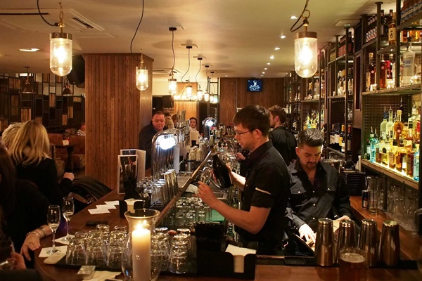 Five Great Reasons To Work In A Bar